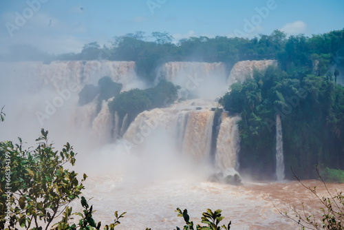Las Cataratas del Iguazu  en el l  mite entre Argentina y Brasil  se encuentran una de las Siete Maravillas Naturales del Mundo 