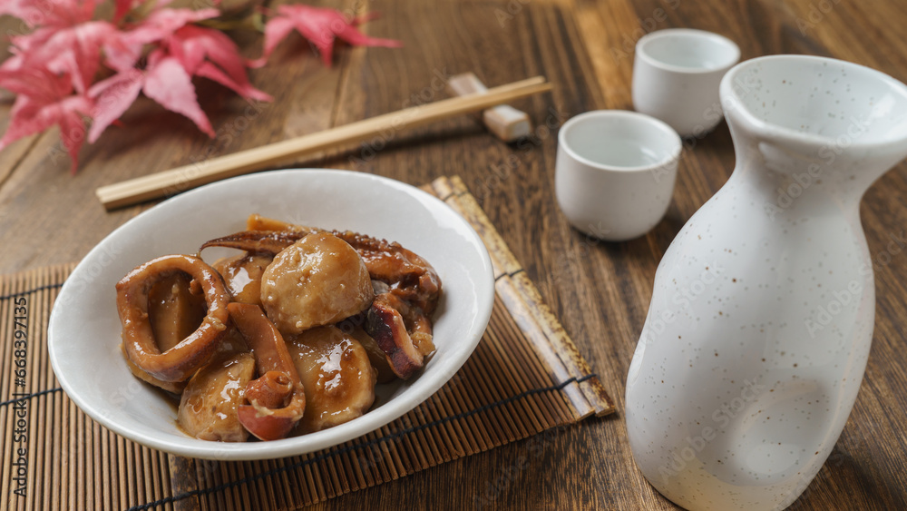 和食のイメージ｜イカと里芋の煮物と日本酒
