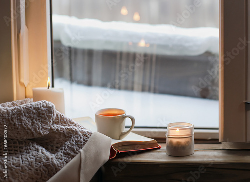 雪景色を眺めながらカフェでリラックス読書タイムイメージ #668408972