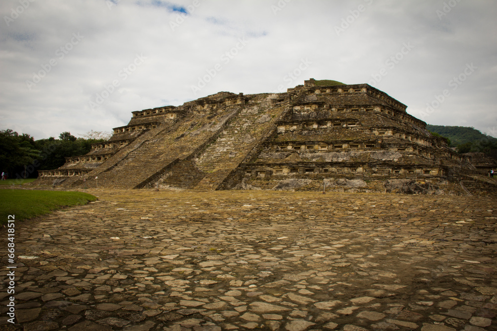 El Tajín es una zona arqueológica precolombina de origen totonaco ubicada cerca de la ciudad de Papantla, Veracruz, México. El Tajín es una zona arqueológica precolombina de origen totonaco ubicada cerca de la ciudad de Papantla, Veracruz, México.