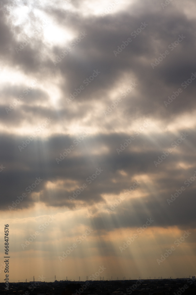 Obraz premium 厚い雲の隙間から差し込む光