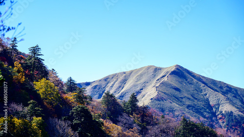 紅葉が美しい秋の剣山と次郎笈