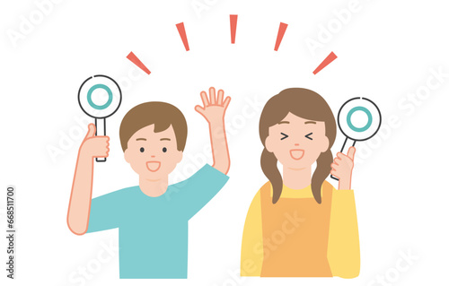 丸（OK）のプラカードを掲げる2人の子ども