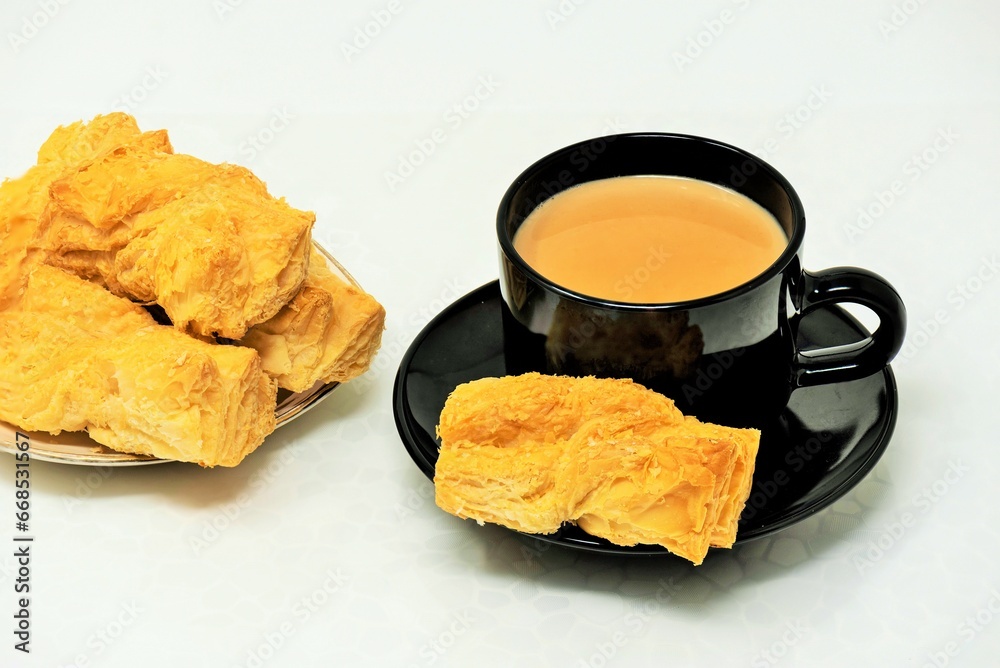 khari biscuits, namkeen biscuits, maska khari biscuits, hot tea with milk, - obrazy, fototapety, plakaty 
