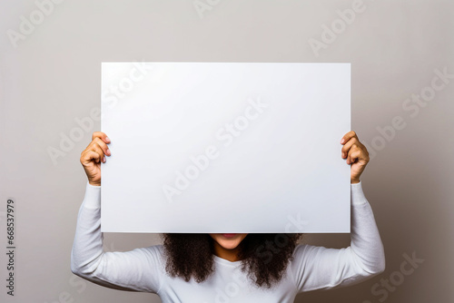Femme tenant un panneau blanc vide pour texte ou message photo