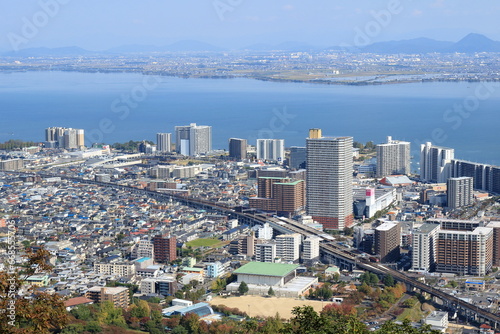 長等山テラスから見下ろす琵琶湖と大津市街の風景