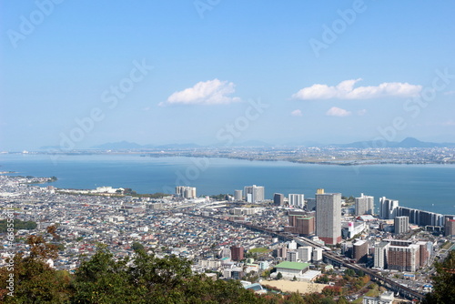 長等山テラスから見下ろす琵琶湖と大津市街の風景