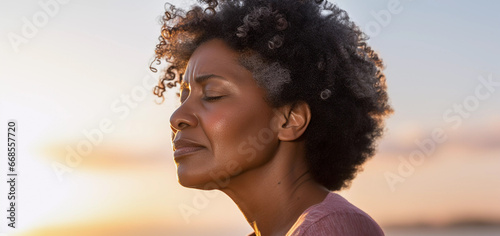 Photo Close up lifestyle portrait of exhausted and stressed middle aged black woman st