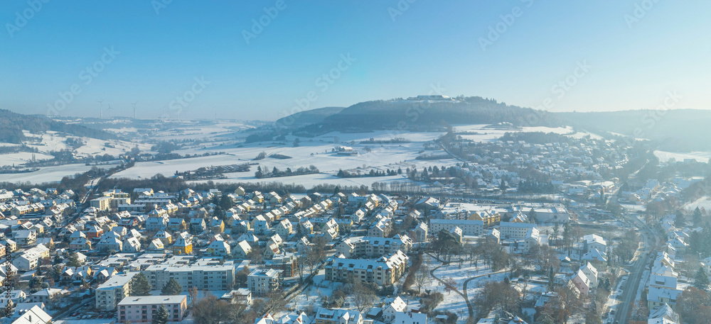 Fototapeta premium WInterliche Stimmung über Weißenburg in Mittelfranken, Blick zur Wülzburg