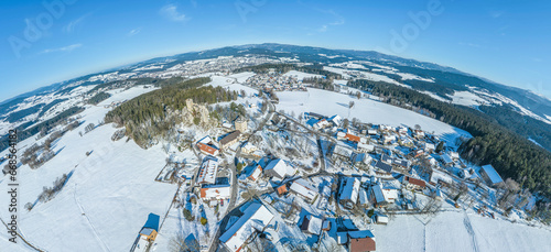 Panoramablick über die Burgruine Weißenstein bei Regen im Winter photo