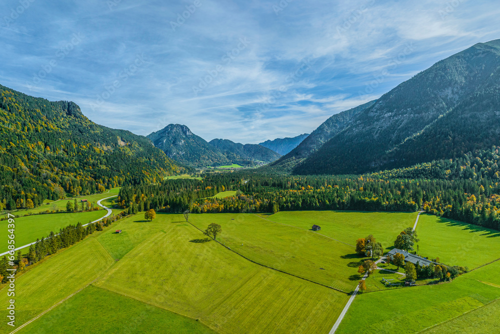 Ausblick auf die Ammergauer Alpen zwischen Graswang und Ettal Ausblick auf die Ammergauer Alpen zwischen Graswang und Ettal