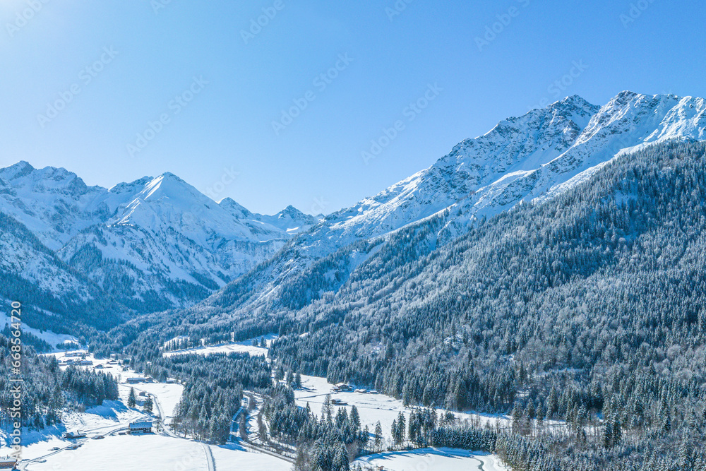 Idyllischer Wintertag im Stillachtal in den Allgäuer Hochalpen bei Oberstdorf