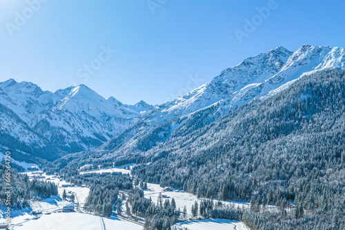 Idyllischer Wintertag im Stillachtal in den Allgäuer Hochalpen bei Oberstdorf