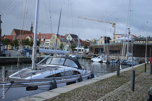 Hafen und alte Gebäude in Stralsund, Mecklenburg-Vorpommern