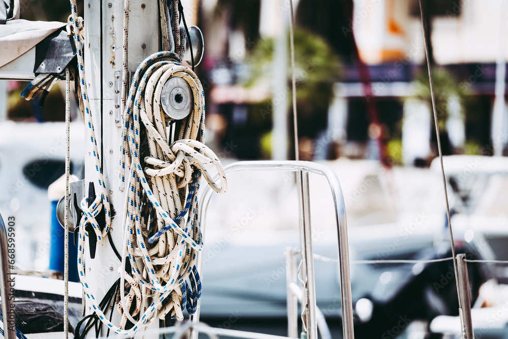 Φωτογραφία Détail équipement sur un bateau voilier - Cordage avec noeud marin