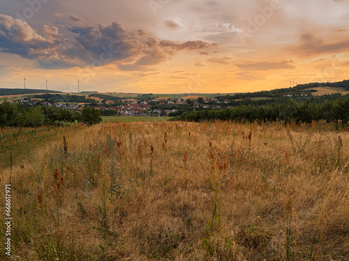 Blick von den Weinbergen und Obstplantagen bei Lindach nach Wipfeld am Main zum Sonnenuntergang  Landkreis Schweinfurt  Unterfranken  Franken   Bayern  Deutschland