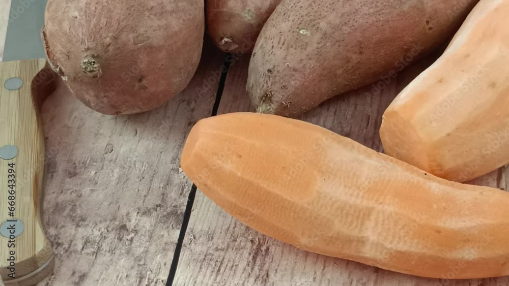 tas de patates douces épluchées et crues sur une planche à découper