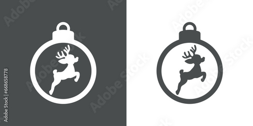 Tiempo de Navidad. Logo con silueta de bola de navidad con joven reno Rudolph o cervatillo saltando o volando para su uso en invitaciones y felicitaciones