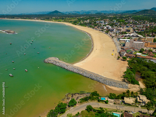 Imagem aérea da obra do píer na praia da Meaipe, depois da obra de alargamento da faixa de areia.