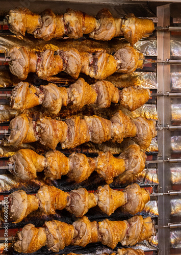 Haxen vor einem Gasgrill