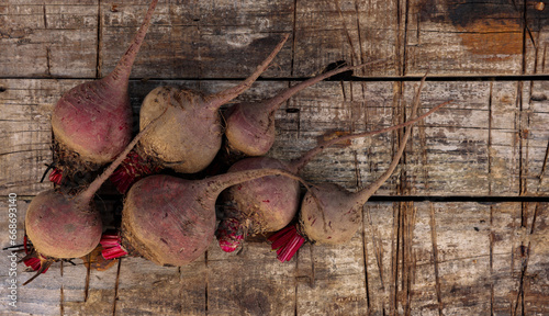 Rote Beete Knollen auf einem alten Holzbrett