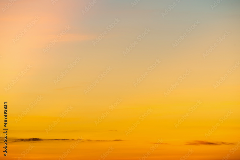 Obraz premium The dramatic colors of the sunset in the sky gradient from blue to orange.