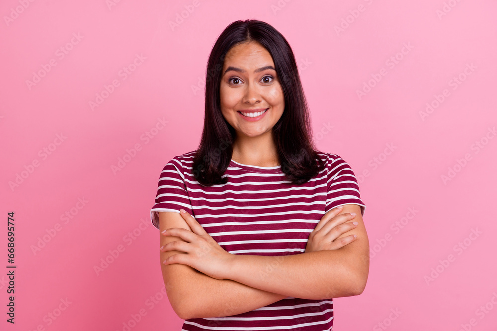 Obraz premium Portrait of pleasant optimistic woman with straight hairdo dressed stylish t-shirt hold hands crossed isolated on pink color background