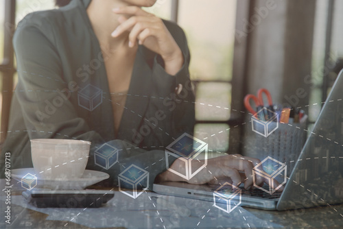 Mujer de negocios emprendedora escribiendo en su laptop mientras toma su café. Realiza envíos. Analiza blockchain. Conectividad. Ciberseguridad. Imagen ideal para mujer exitosa trabajando.