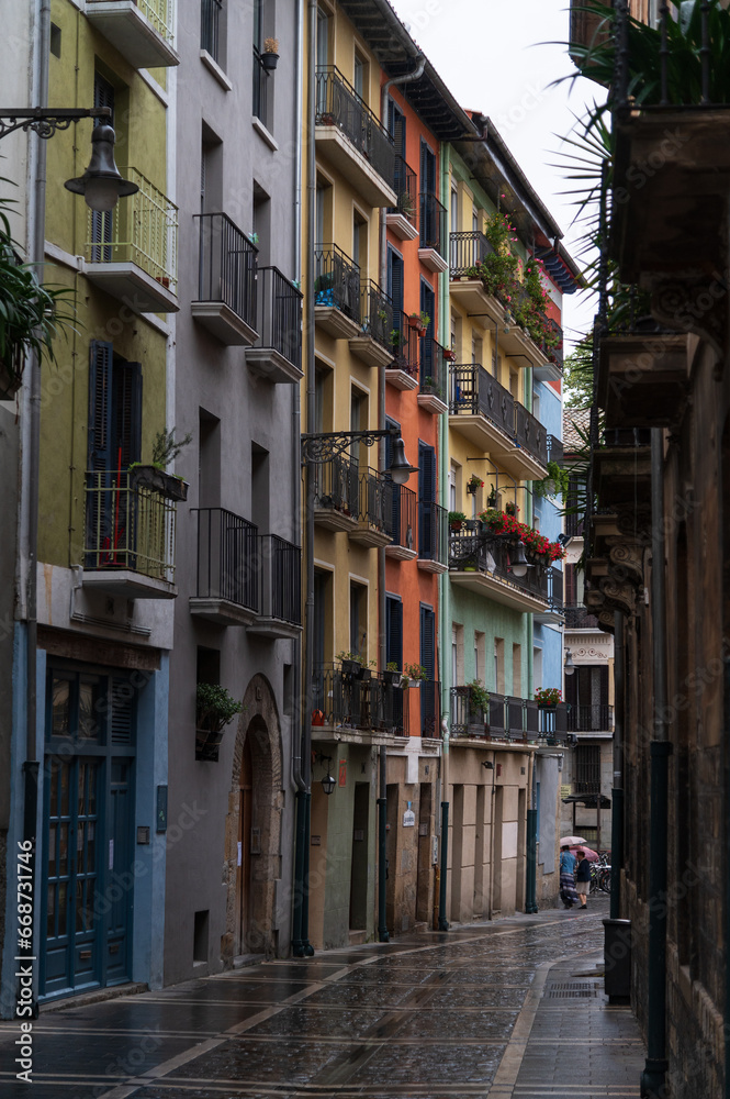Vista de las casas tipicas de pamplona en la calle de la dormitalería del casco antiguo, navarra, españa.