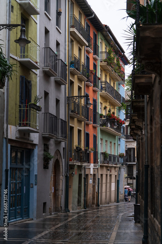 Vista de las casas tipicas de pamplona en la calle de la dormitalería del casco antiguo, navarra, españa. © time and light