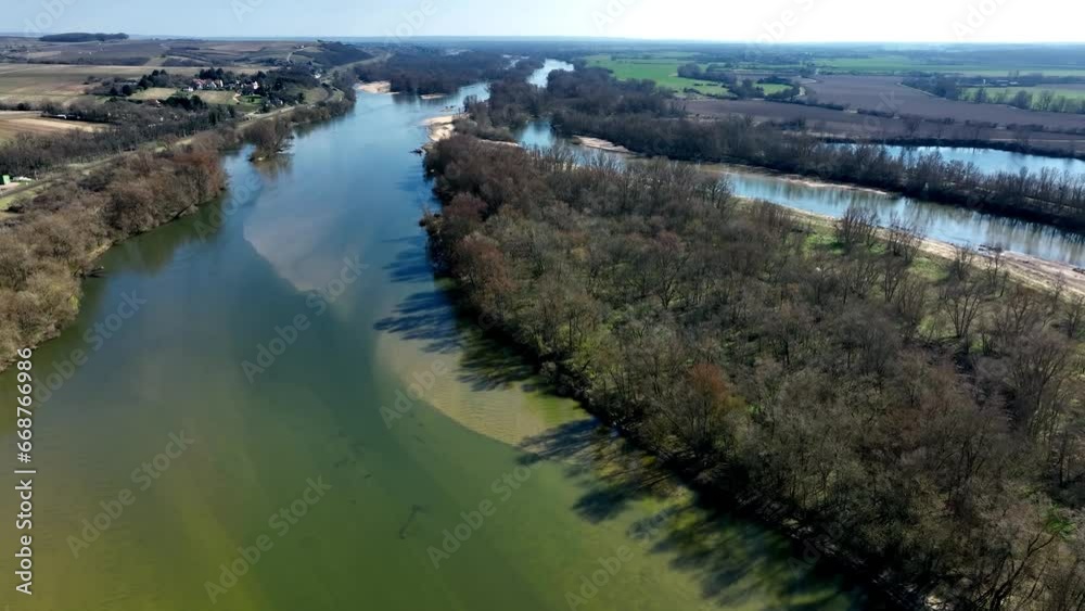 La Loire avec ses bancs de sable blanc et ses rivages. Vue aérienne. La Loire avec ses bancs de sable blanc et ses rivages. Vue aérienne.