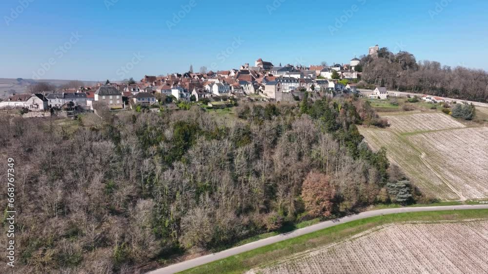 Vue aérienne de Sancerre, ses coteaux, ses collines et ses vignes. Vue aérienne de Sancerre, ses coteaux, ses collines et ses vignes.