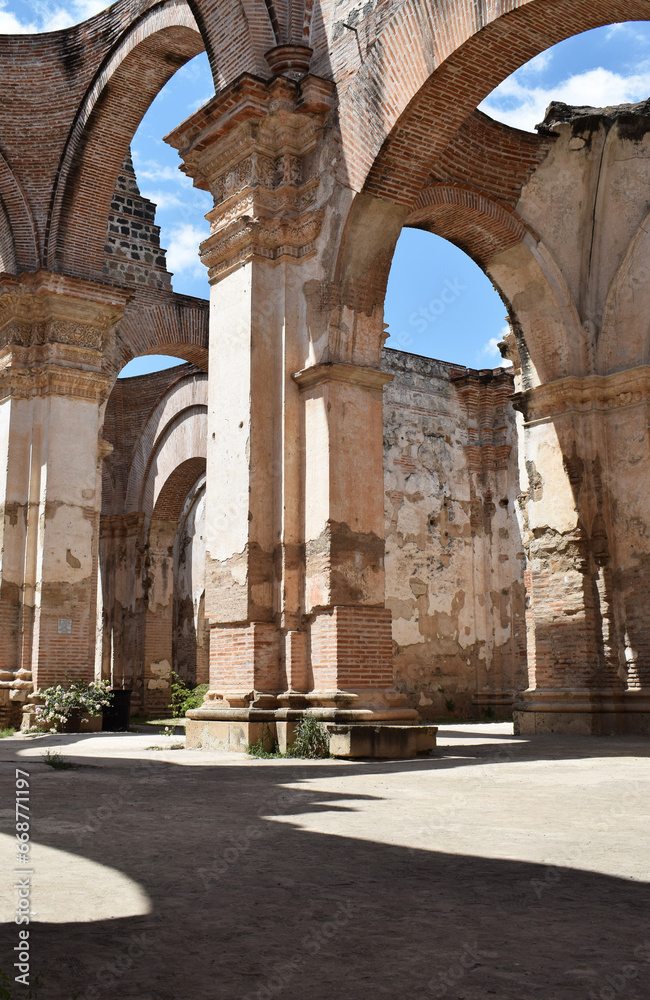 Columnas de piedra. Ruinas de la Catedral de San Jose en Antigua Guatemala.