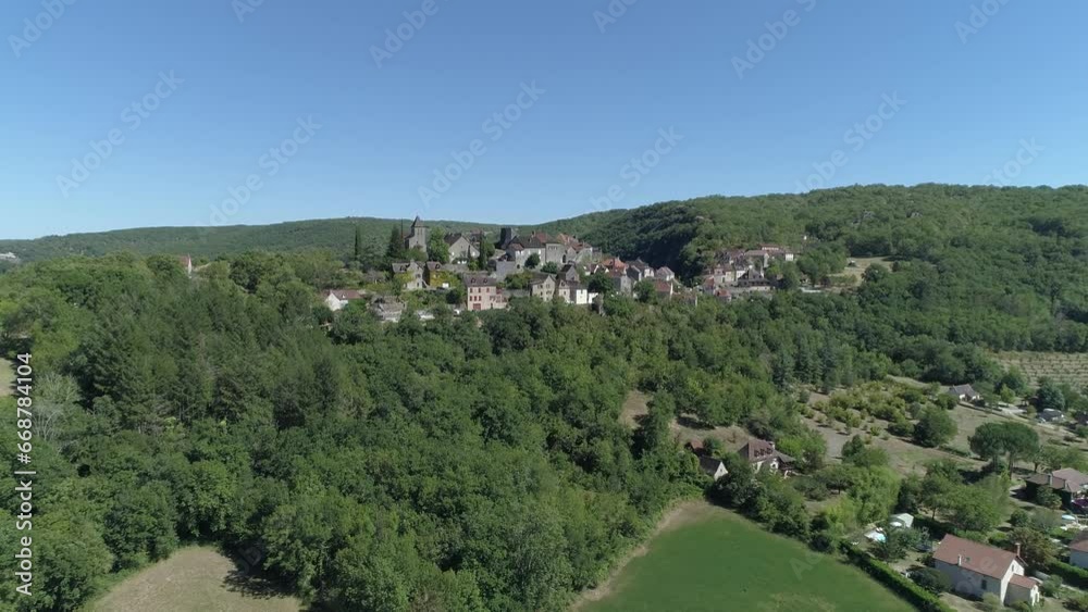 Village de Conques et son abbatiale Ste-Foy, Aveyron, France. Images aériennes
Village de Conques et son abbatiale Ste-Foy, Aveyron, France. Images aériennes