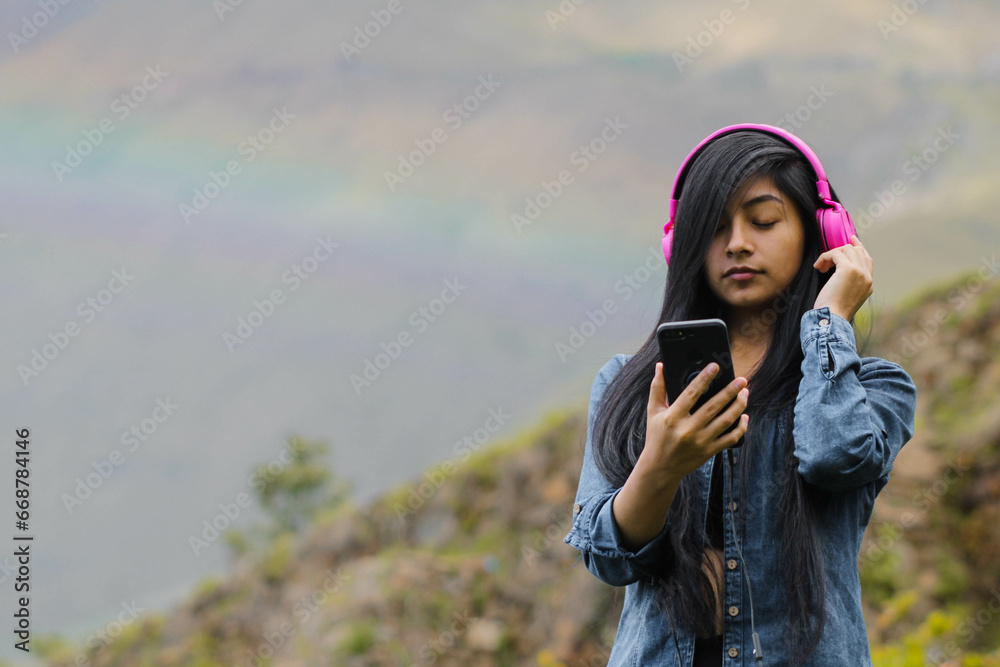 Mujer joven atractiva con auriculares disfrutando de música o un podcast en el parque o bosque, que encarna la relajación, la felicidad y la actividad de ocio. Estilo de vida saludable. Mujer joven atractiva con auriculares disfrutando de música o un podcast en el parque o bosque, que encarna la relajación, la felicidad y la actividad de ocio. Estilo de vida saludable.