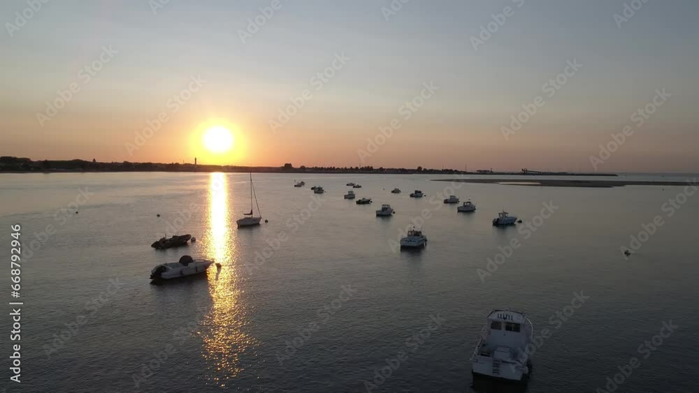 Coucher de soleil sur le port de plaisance de Merville, Calvados.