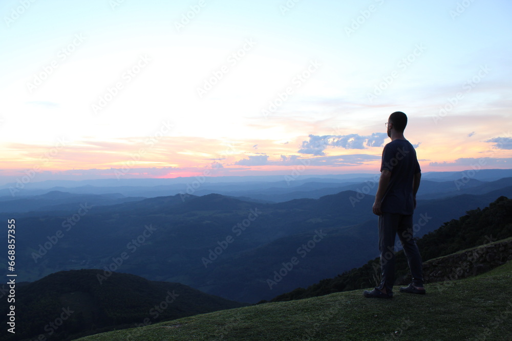 homem em paisagem de montanhas na cidade de Rolante, Rio Grande do Sul 