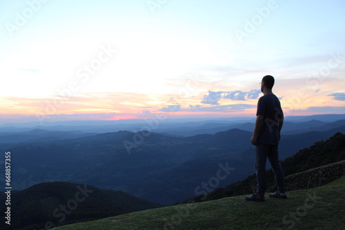 homem em paisagem de montanhas na cidade de Rolante, Rio Grande do Sul 