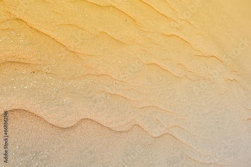 foto en detalle de la arena y surcos creados por el viento del desierto photo