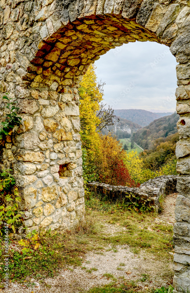 Torbogen - Blick von Ruine Maisenburg ins kleine Lautertal