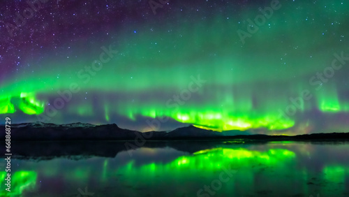 Polarlichter spiegeln sich im See: Ein Naturwunder © Anita