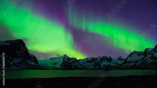 Bergpanorama im Polarlicht: Eine unvergessliche Nacht photo