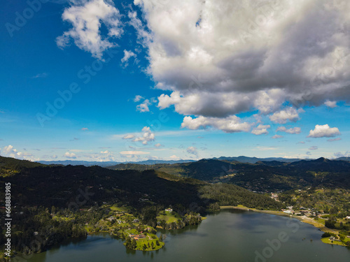 Fotografía aérea donde se aprecia la represa de La Fé, en el municipio de El Retiro, Antioquia, Colombia