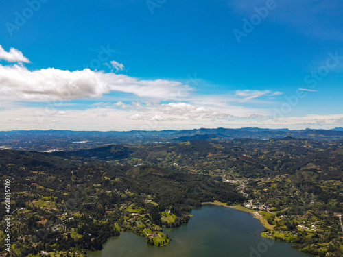 Fototapeta Naklejka Na Ścianę i Meble -  Fotografía aérea donde se aprecia la represa de La Fé, en el municipio de El Retiro, Antioquia, Colombia