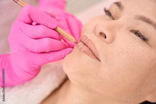 Marking the lips of a client before the procedure