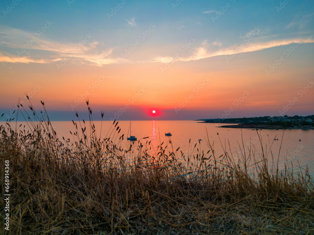 tramonto sul mare in estate - Salento, Puglia, Taranto, Italia tramonto sul mare in estate - Salento, Puglia, Taranto, Italia