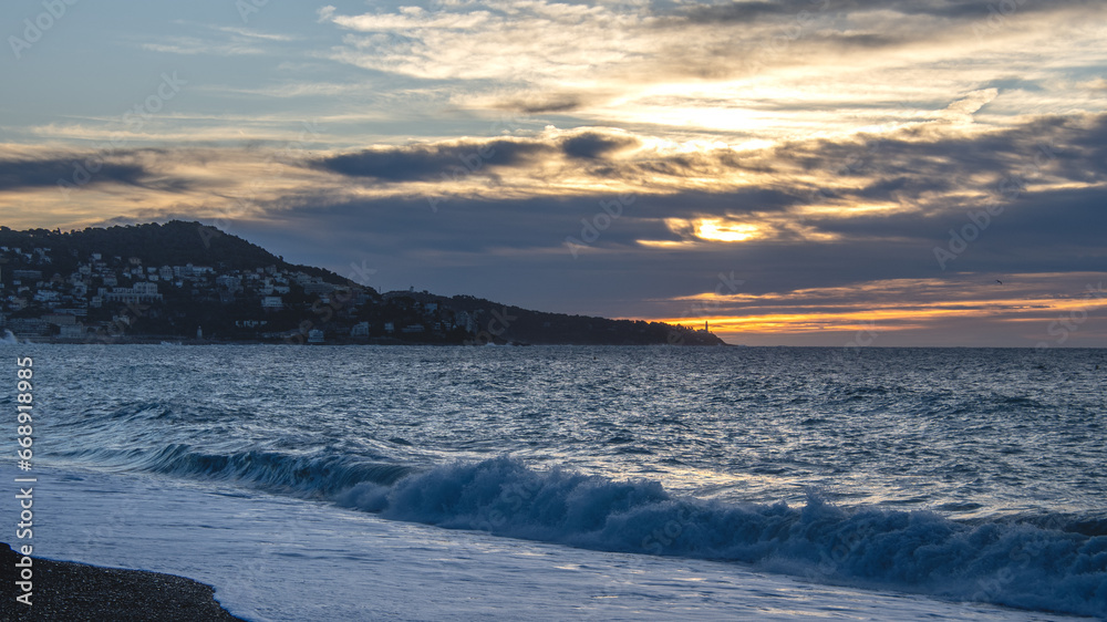Lever de soleil sur la mer à Nice sur la Côte d'Azur Lever de soleil sur la mer à Nice sur la Côte d'Azur