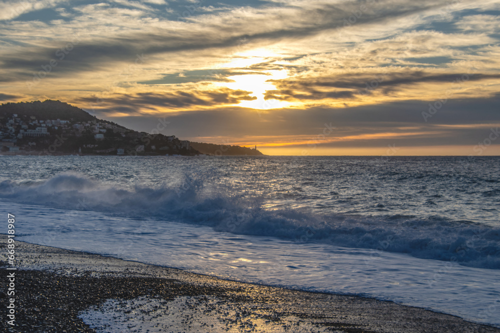 Lever de soleil sur la mer à Nice sur la Côte d'Azur