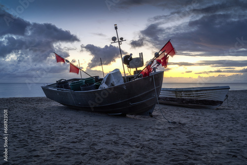 Fischerboote am Strand von Baabe auf Rügen an  einem Morgen vor Sonnenaufgang