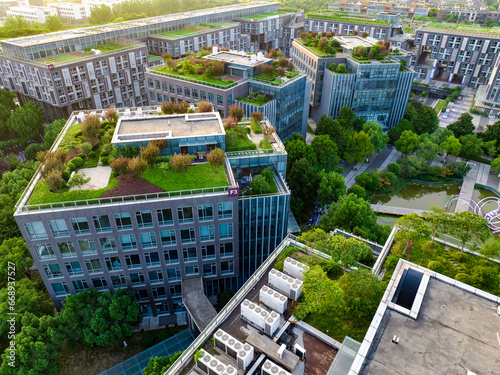 Aerial photography of a green city. There are many plants and ventilation equipment on the roof, outdoor air conditioners, and some even grow vegetables.